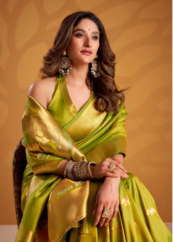 Green_Banarasi_Silk_Zari_Border_And_Woven_Motifs_Saree_With_Blouse_Piece_For_Women