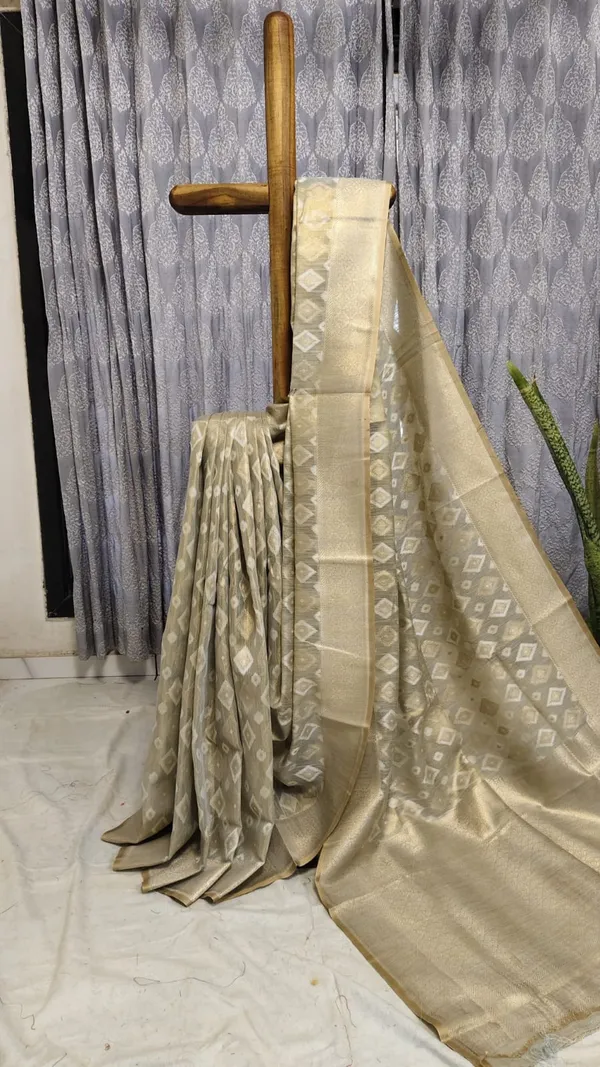 Silver_Banarasi_Silk_Traditional_Geometric_Pattern_Saree_With_Blouse_Piece_For_Women