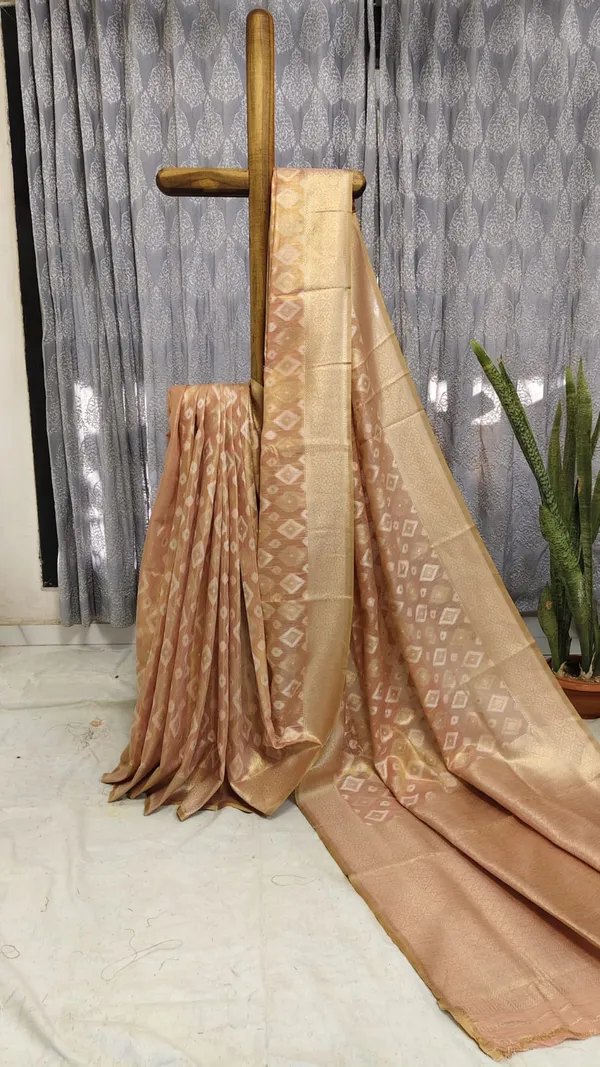 Brown_Banarasi_Silk_Traditional_Geometric_Pattern_Saree_With_Blouse_Piece_For_Women