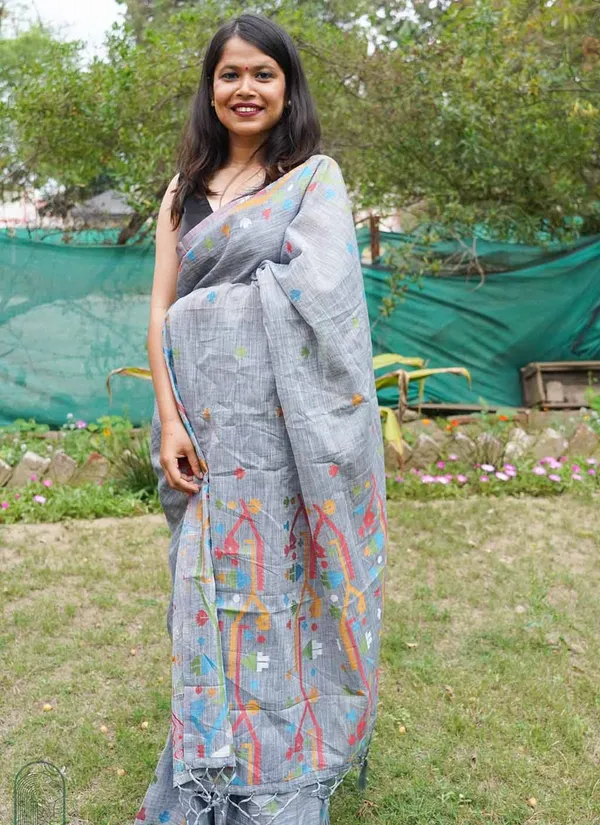 Grey_Linen_Embroidered_Floral_Motifs_And_Tasseled_Pallu_Saree_With_Blouse_Piece_For_Women