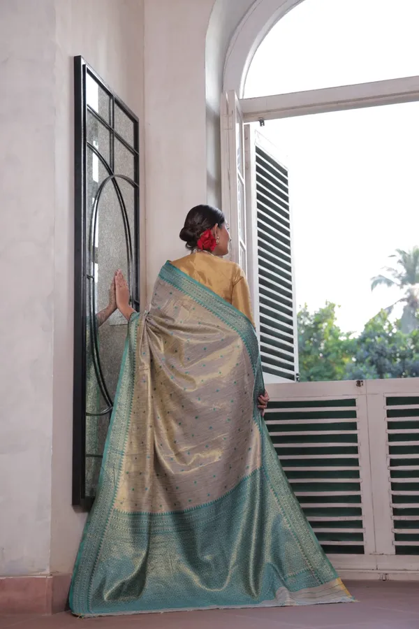 Green_Silk_Woven_Border_And_Pallu_Saree_With_Blouse_Piece_For_Women