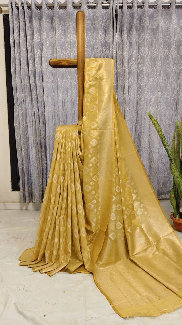 Yellow_Banarasi_Silk_Traditional_Geometric_Pattern_Saree_With_Blouse_Piece_For_Women