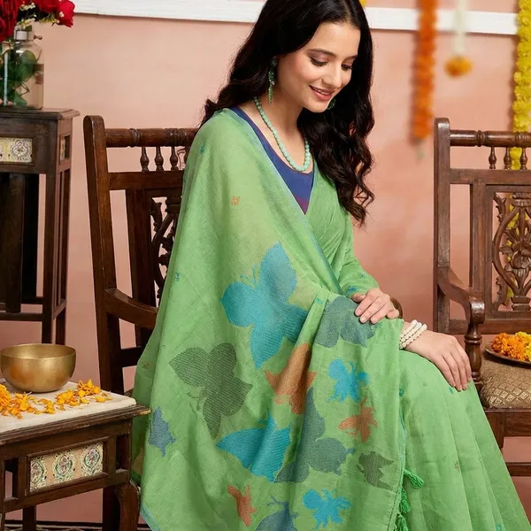 Light_Green_Linen_Floral_Motifs_And_Contrast_Blouse_Saree_With_Blouse_Piece_For_Women