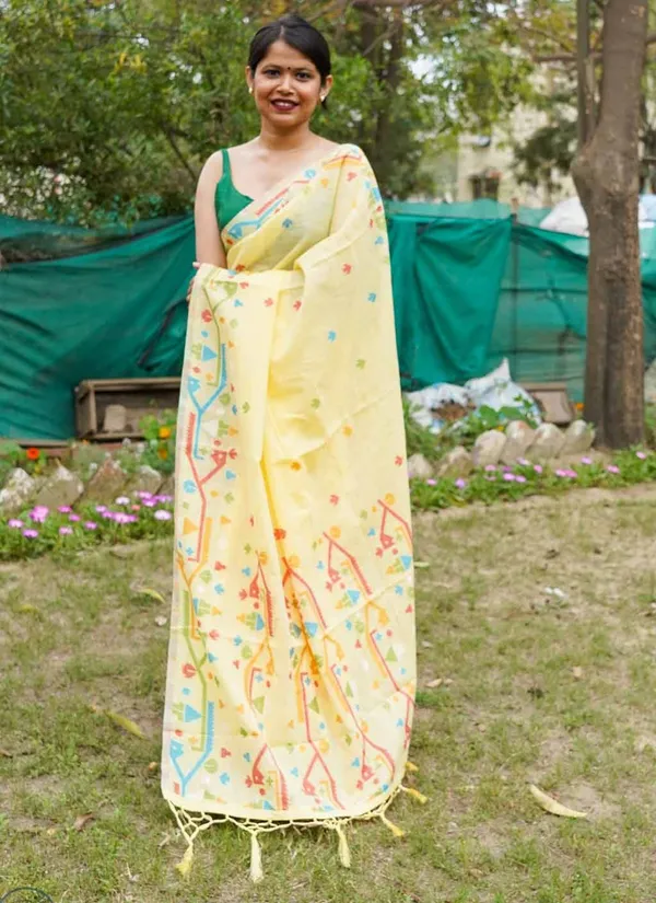 Yellow_Linen_Embroidered_Floral_Motifs_And_Tasseled_Pallu_Saree_With_Blouse_Piece_For_Women