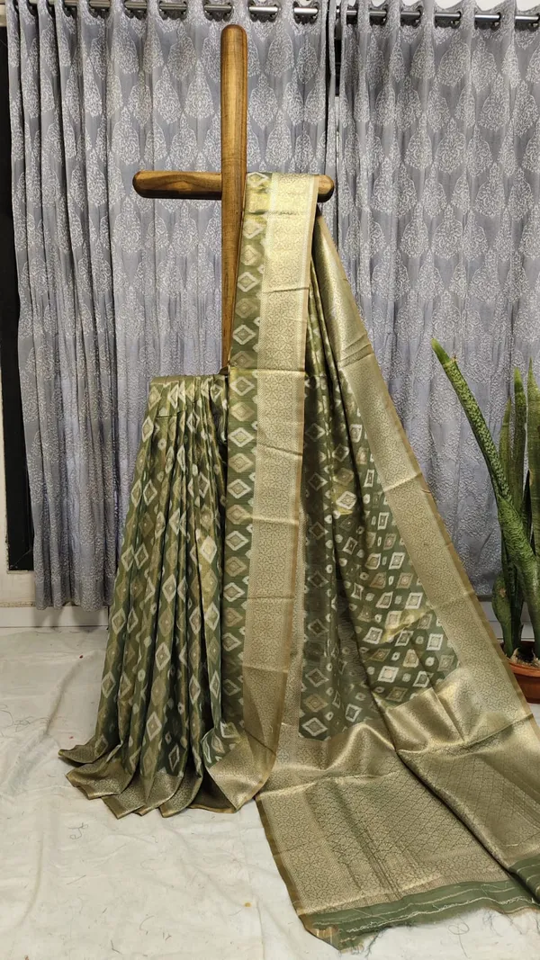 Green_Banarasi_Silk_Traditional_Geometric_Pattern_Saree_With_Blouse_Piece_For_Women