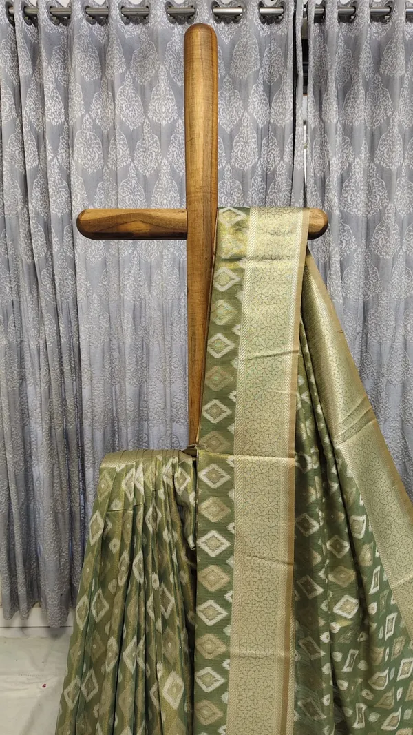 Green_Banarasi_Silk_Traditional_Geometric_Pattern_Saree_With_Blouse_Piece_For_Women