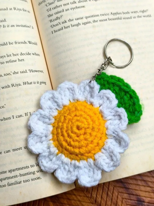 Handmade_Crochet_Daisy_Keychain_|_Cute_Flower_Bag_Charm_|_Aesthetic_Floral_Key_Ring_For_Bags,_Keys_&_Backpacks,_Pack_Of_2