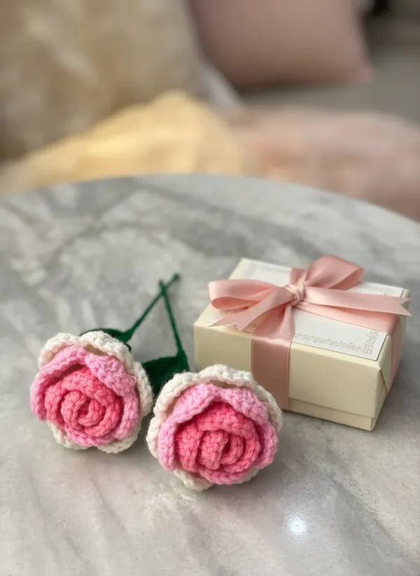 Crochet_Rose_Flower_|_Handmade_Crochet_Rose_Gift_|_Decorative_Rose_Stem_for_Gifting_&_Home_Decor_(Twin_One_Pink,_Pack_of_2)