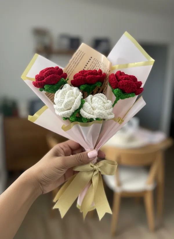Handmade_Crochet_Rose_Bouquet_|_3_Red_&_2_White_Roses_|_Premium_Forever_Flower_Gift