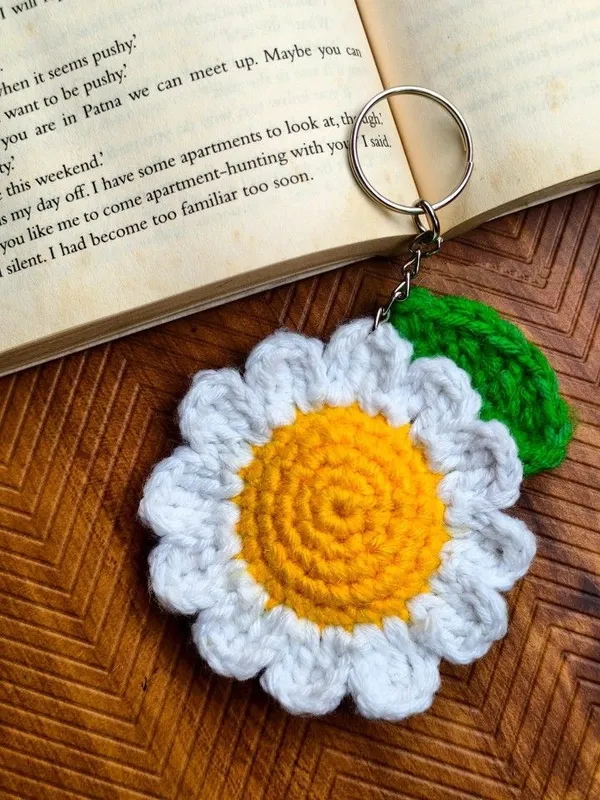 Handmade_Crochet_Daisy_Keychain_|_Cute_Flower_Bag_Charm_|_Aesthetic_Floral_Key_Ring_For_Bags,_Keys_&_Backpacks,_Pack_Of_4