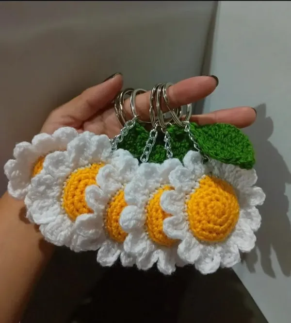 Handmade_Crochet_Daisy_Keychain_|_Cute_Flower_Bag_Charm_|_Aesthetic_Floral_Key_Ring_For_Bags,_Keys_&_Backpacks,_Pack_Of_4