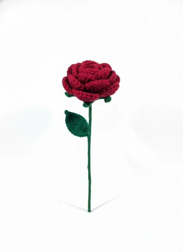 Handmade_Crochet_Red_Rose_–_Single_Stem_Forever_Flower_|_Knitted_Rose_Gift_For_Valentine,_Anniversary_&_Romantic_Decor,_Pack_Of_2