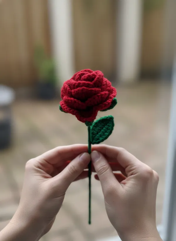Handmade_Crochet_Red_Rose_–_Single_Stem_Forever_Flower_|_Knitted_Rose_Gift_For_Valentine,_Anniversary_&_Romantic_Decor,_Pack_Of_2