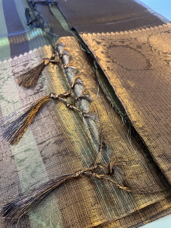 Traditional_Silk_Saree_With_Woven_Border_And_Pallu