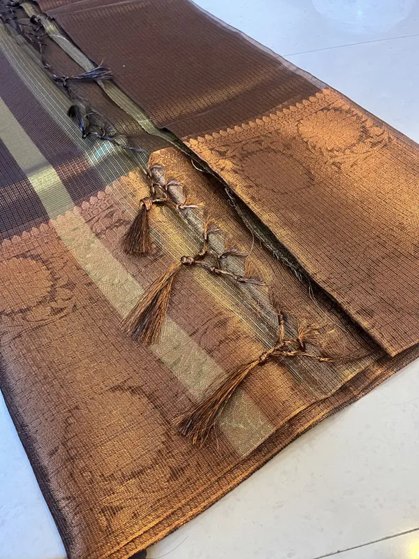 Traditional_Silk_Saree_With_Woven_Border_And_Pallu
