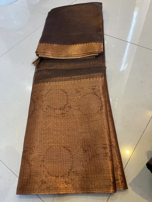Traditional_Silk_Saree_With_Woven_Border_And_Pallu
