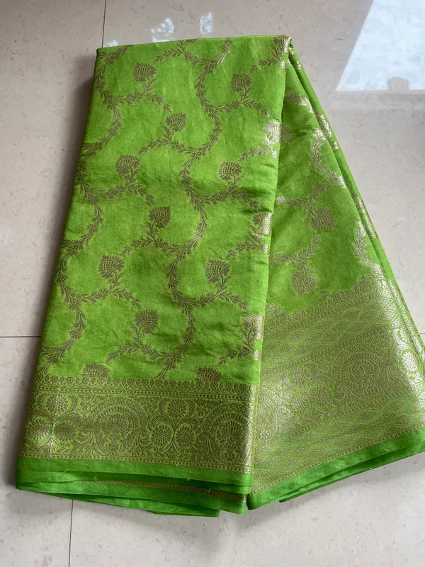 Parrot_Green_Warm_Silk_Banarasi_Saree_With_Floral_Zari_Jaal_And_Rich_Woven_Border