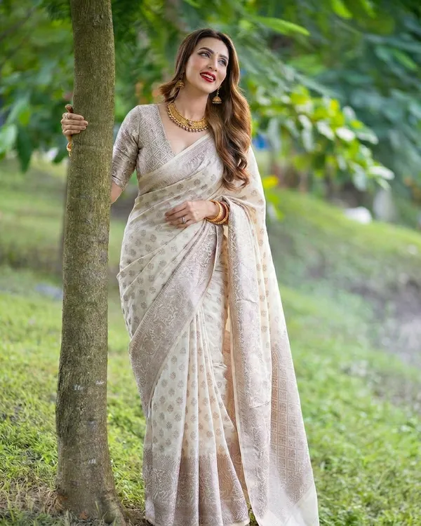 Ivory_Semi_Katan_Banarasi_Saree_With_Antique_Zari_Buti_And_Rich_Woven_Border