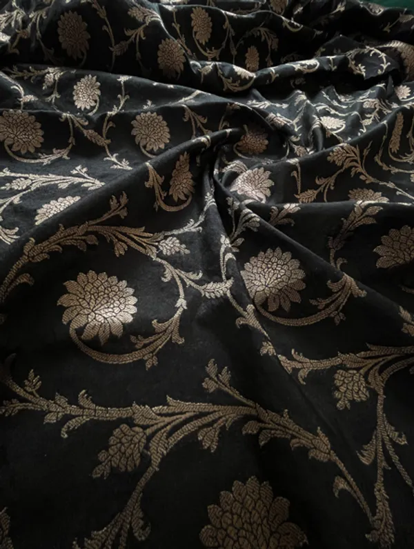 Black_Banarasi_Silk_Saree_With_Floral_Zari_Jaal_And_Rich_Antique_Zari_Border