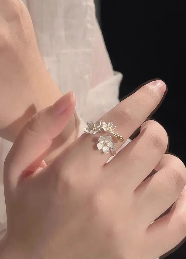 Delicate_Silver_Floral_Ring_With_Dual_Flower_Design_For_Women