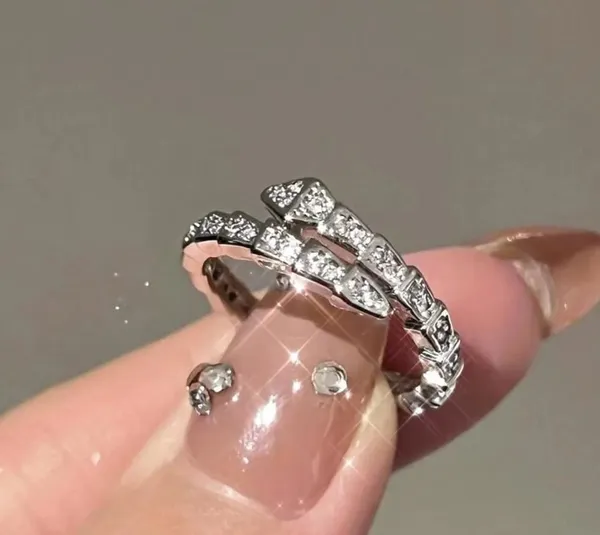 Elegant_Stackable_Diamond_Studded_Ring_Set_For_Women