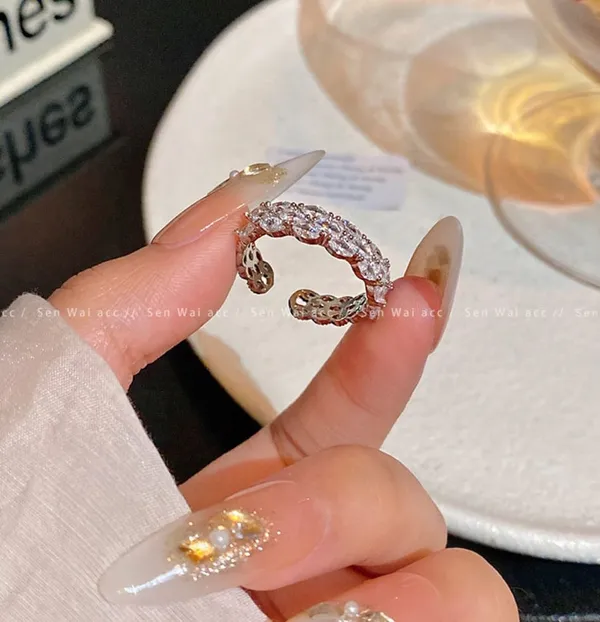 Elegant_Sparkling_Flower_Band_Ring_Adjustable_Open_Design_With_Crystal_Embellishments_For_Women
