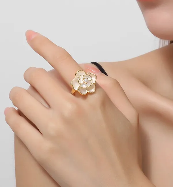 Elegant_Gold_Tone_Rose_Flower_Statement_Ring_For_Women