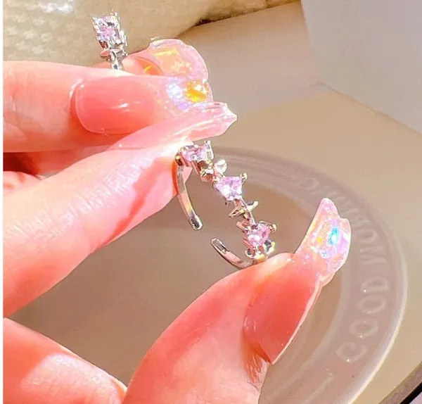 Sparkling_Heart_Shaped_Iridescent_Ring_With_Pink_Gemstones_For_Women