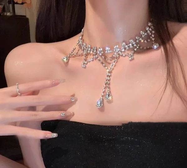 Elegant_Crystal_Choker_Necklace_With_Teardrop_Pendant_For_Women