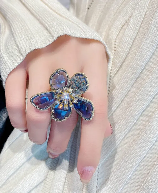 Sparkling_Flower_Ring_With_Blue_Crystal_Petals_For_Women
