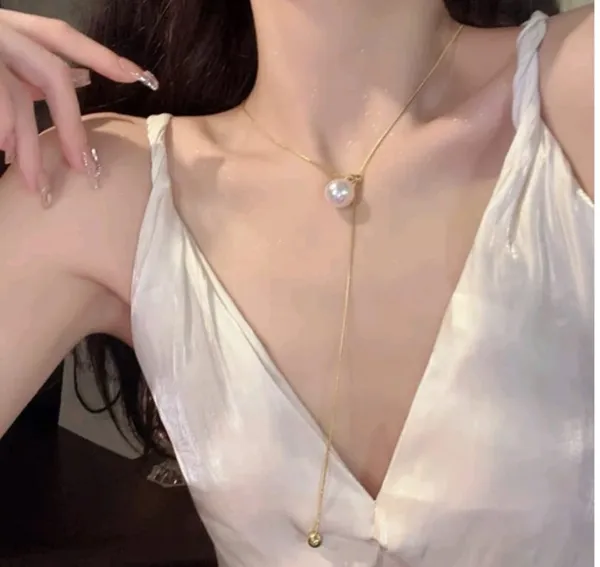 Elegant_Pearl_Drop_Necklace_With_Delicate_Gold_Chain_For_Women