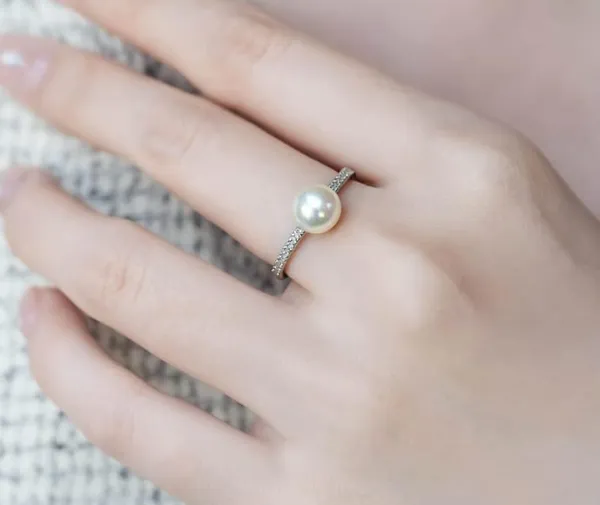 Elegant_Pearl_And_Diamond_Ring_For_Women
