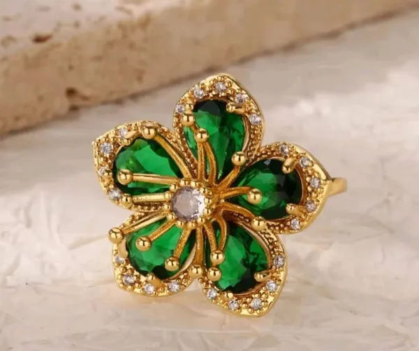 Elegant_Emerald_Green_Flower_Ring_With_Golden_Accents_For_Women