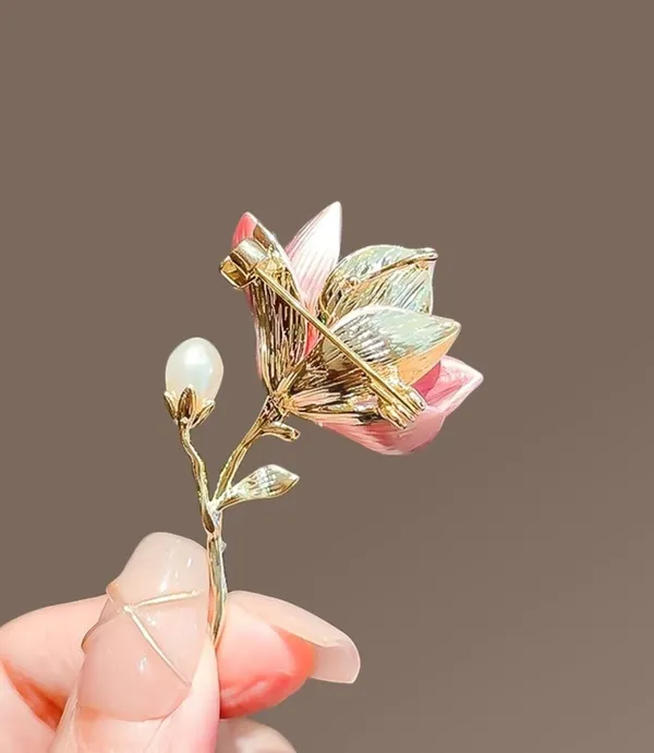 Elegant_Gold_Tone_Flower_Brooch_With_Pearl_And_Enamel_For_Women