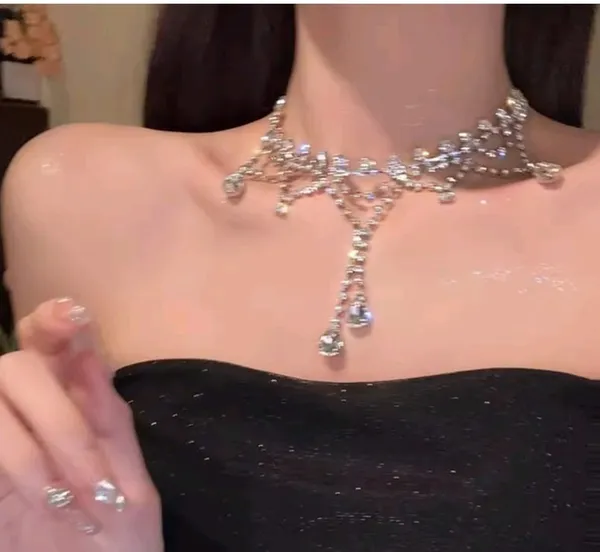 Elegant_Crystal_Choker_Necklace_For_Women