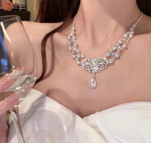 Sparkling_Crystal_Statement_Necklace_With_Teardrop_Pendant_For_Women