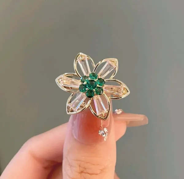 Elegant_Flower_Ring_With_Green_And_Clear_Crystal_Stones_For_Women