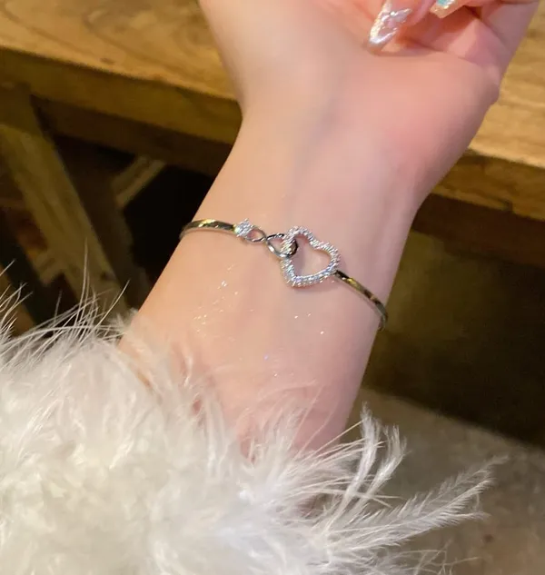 Elegant_Heart_Shaped_Crystal_Bracelet_For_Women