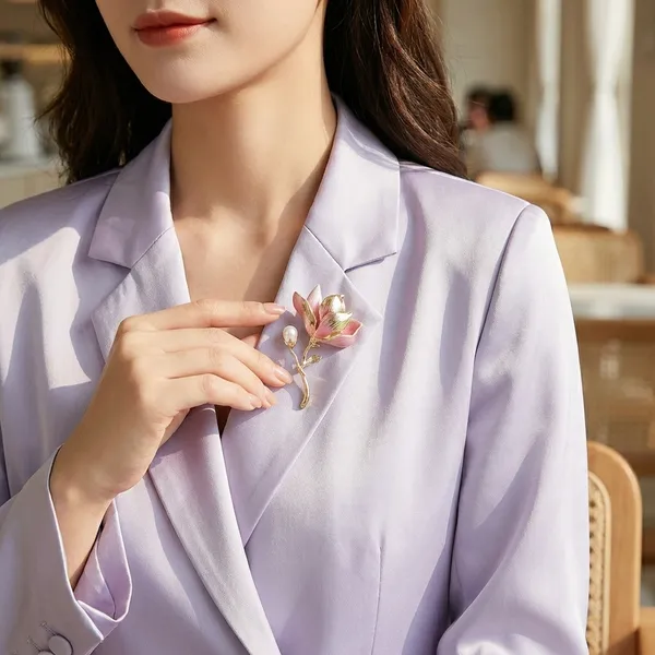 Elegant_Gold_Tone_Flower_Brooch_With_Pearl_And_Enamel_For_Women