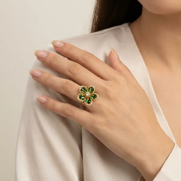 Elegant_Emerald_Green_Flower_Ring_With_Golden_Accents_For_Women