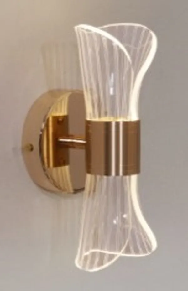 Gold_Metal_And_Glass_Wall_Sconce_For_Living_Room_Walls