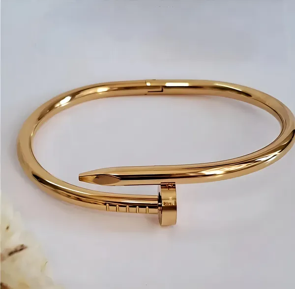 Gold_Alloy_Bracelet_For_Women