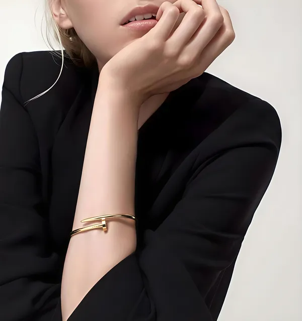 Gold_Alloy_Bracelet_For_Women