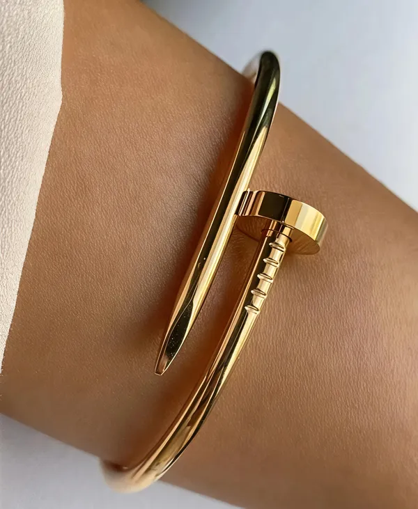Gold_Alloy_Bracelet_For_Women