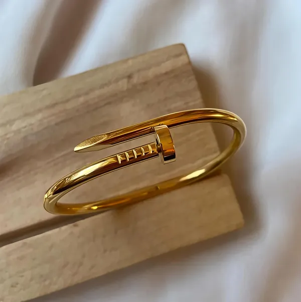 Gold_Alloy_Bracelet_For_Women