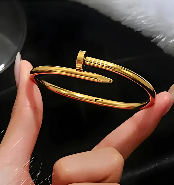 Gold_Alloy_Bracelet_For_Women