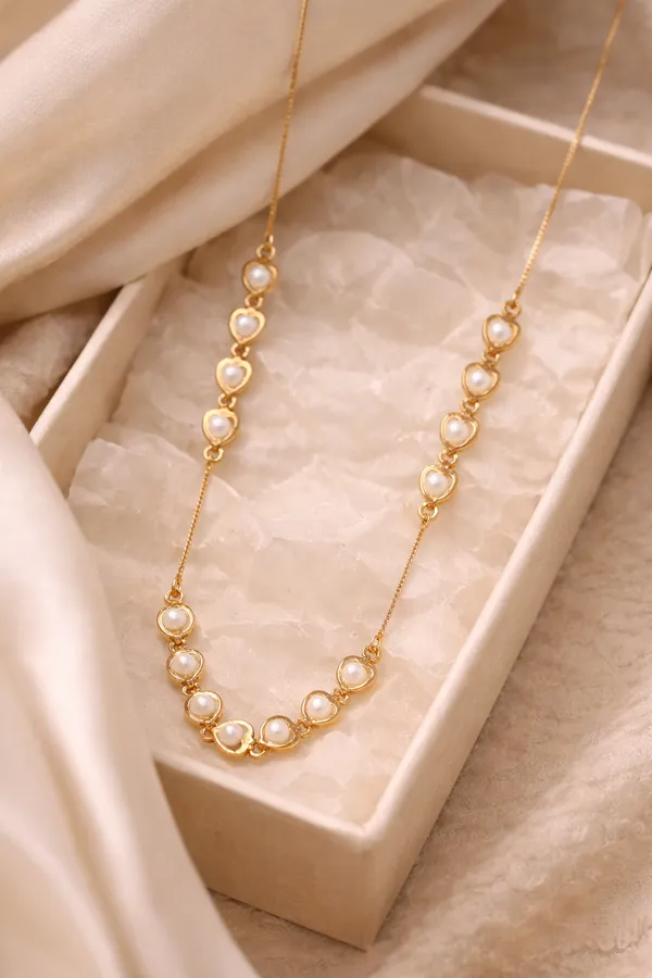Gold_And_White_Alloy_And_Pearl_Necklace_For_Women