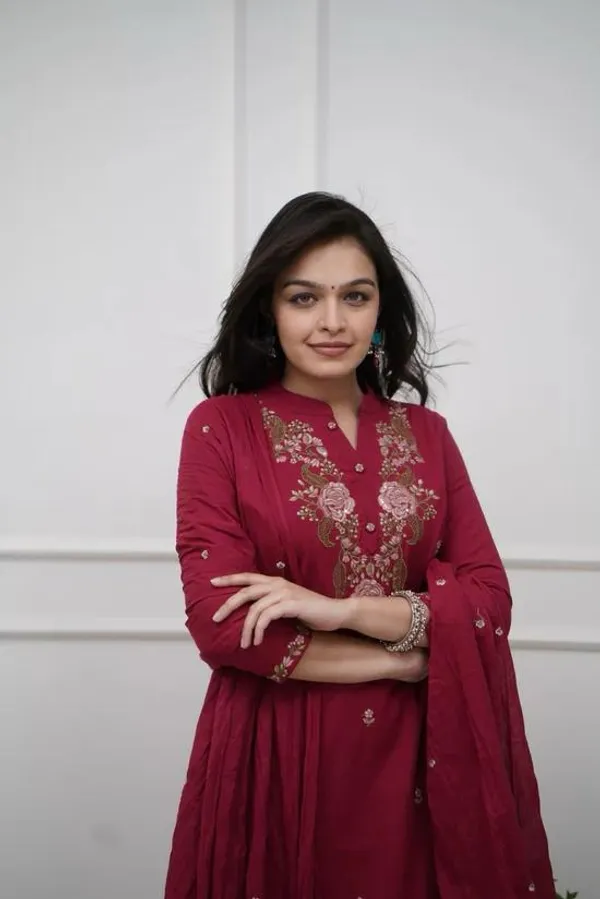 Maroon_Embroidered_Kurta_Set_With_Floral_Motifs_For_Women