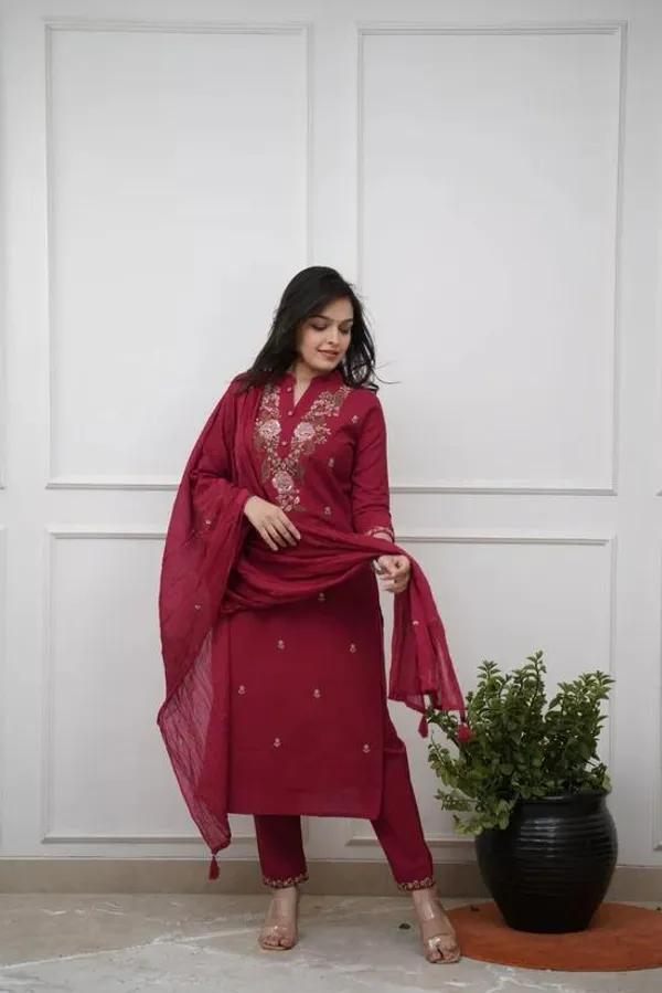 Maroon_Embroidered_Kurta_Set_With_Floral_Motifs_For_Women