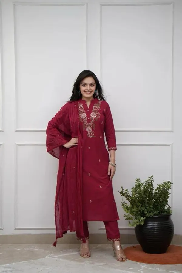 Maroon_Embroidered_Kurta_Set_With_Floral_Motifs_For_Women
